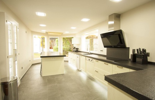San Pedro de Alcantara Villa | 300 meters from beach, children's playground, heated pool, exterior kitchen/BBQ