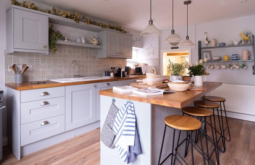 New Forest District Cottage | 300 year old thatched cottage minutes from Ringwood town centre