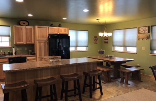 Athelstane House | 3000 sqft Custom Home, 7 BedRm with Loft, Hot tub, Covered Patio and Front Porch