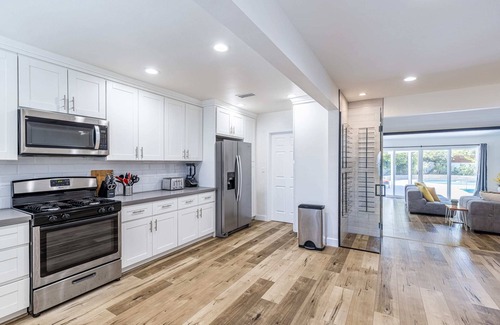 Reseda Villa | *3000sf 6BR! Htd Sparkling Pool, Cabana, BBQ!*