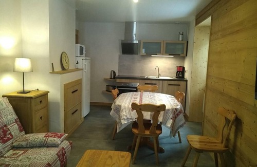 Areches Apartment | 300m from resort center, Ground floor, parking, tv, ski locker, 50m², Arêches-Beaufort