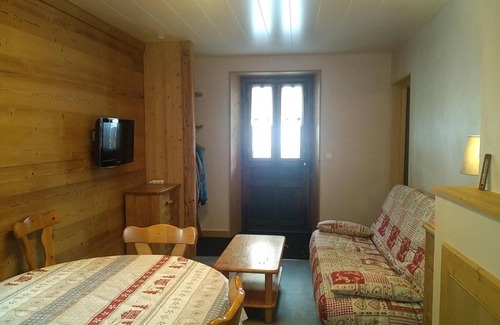 Areches Apartment | 300m from resort center, Ground floor, parking, tv, ski locker, 50m², Arêches-Beaufort