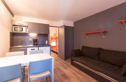Les Deux Alpes Apartment | 300m from resort center, tv, ski locker, 20m², Les 2 Alpes