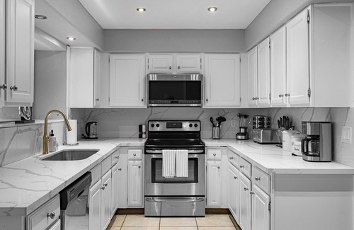 Universal City Apartment | 301 Modern 5BR+2Ba with POOL & Spacious + BBQ New