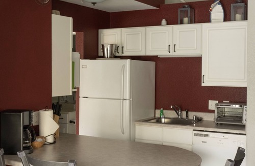 Delavan Lake Condo | 303 - Maritime-Nautical 2 Bedroom/2 Level Condo Suite