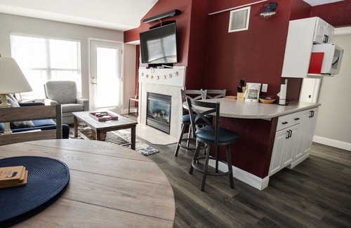 Delavan Lake Condo | 303 - Maritime-Nautical 2 Bedroom/2 Level Condo Suite