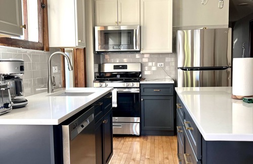 Little Village Apartment | 31+Day Stay. 20 min Drive to Midway, South Loop, Beach, & Museums.