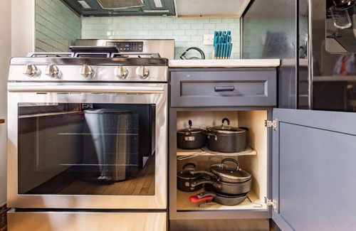 Little Village Apartment | 31+Day Stay. 20 min Drive to Midway, South Loop, Beach, & Museums.