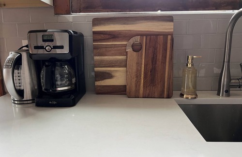 Little Village Apartment | 31+Day Stay. 20 min Drive to Midway, South Loop, Beach, & Museums.