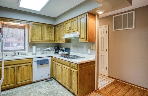 Hot Springs Village House | 31 Lacanada Way - A great one level lake front duplex with a carport convenient