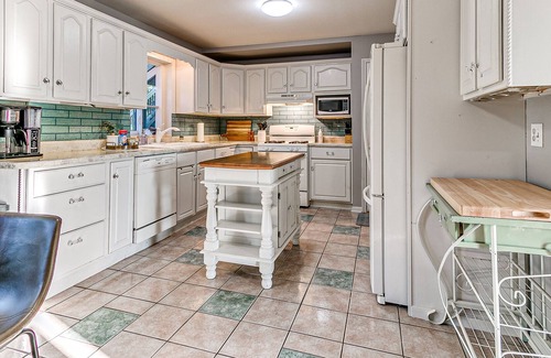 Ames House | 3100+ sq.ft., 6 Bedrooms, HUGE Outdoor Patio!