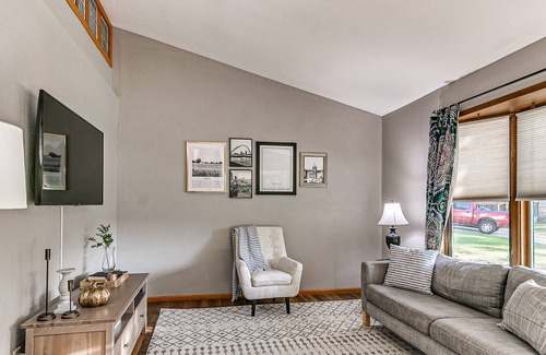 Ames House | 3100+ sq.ft., 6 Bedrooms, HUGE Outdoor Patio!