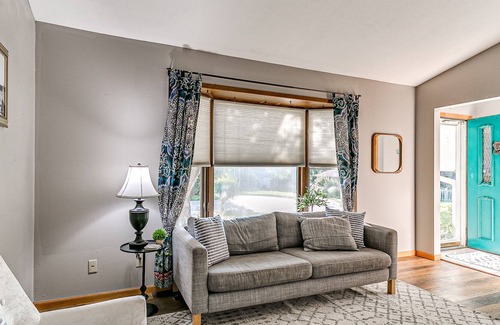 Ames House | 3100+ sq.ft., 6 Bedrooms, HUGE Outdoor Patio!