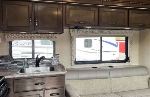 Springfield House | 32 ft Motorhome Sleeps 10!
