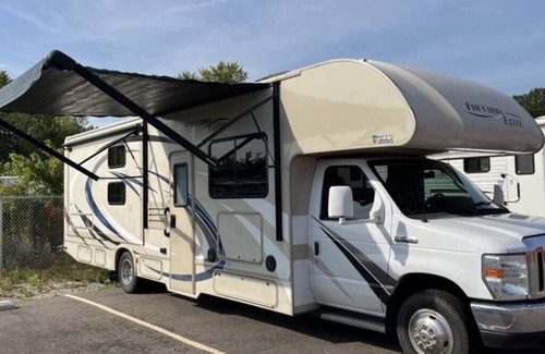 Springfield House | 32 ft Motorhome Sleeps 10!
