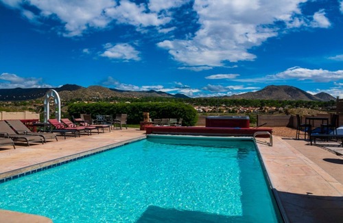 Albuquerque House | ⭐️3200ft🏊♂️Pool♨️Hot Tub🎱Billiards 🧳Sleeps 18 & Mtn Views🌄
