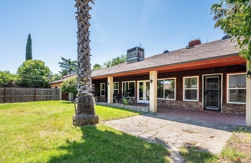 Sacramento House | 3216 Palmer St