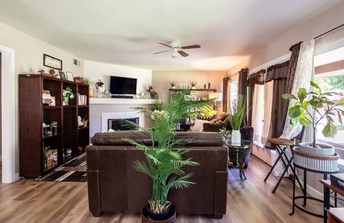 Sacramento House | 3216 Palmer St