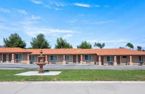 Monrovia Hotel | 325 m² Motel ∙ 4 guests