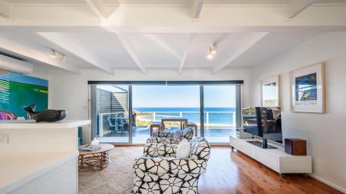 Killcare Heights House | '33 Degrees - Stunning Views' by HolidayCo