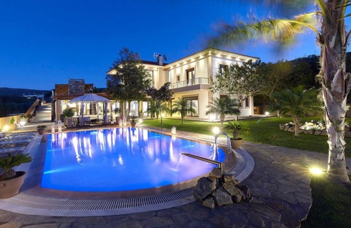 Vathianos Kampos House | 330 m² Farmhouse ∙ 6 bedrooms ∙ 16 guests