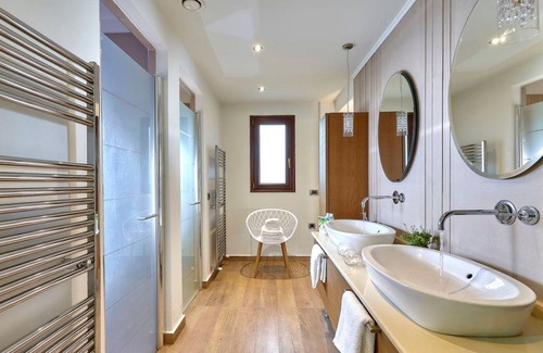 Vathianos Kampos House | 330 m² Farmhouse ∙ 6 bedrooms ∙ 16 guests