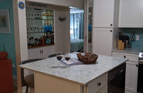 Cudjoe Key Cottage | 35' Seawall Sparkling , 30min from Keywest, WIFI, BBQ Grill, Pool