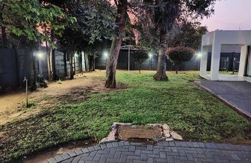 Vereeniging Apartment | 350 m² Apartment ∙ 4 bedrooms ∙ 8 guests