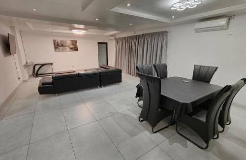Vereeniging Apartment | 350 m² Apartment ∙ 4 bedrooms ∙ 8 guests