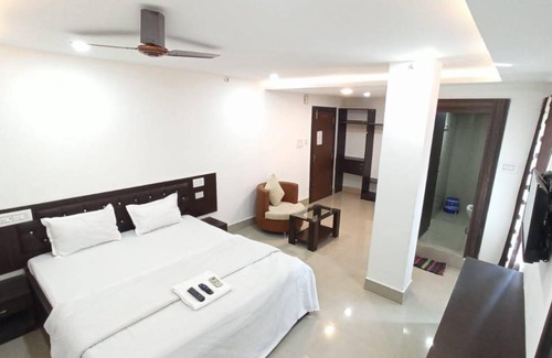 Rampur Hat Hotel | 350 m² Hotel ∙ 4 guests