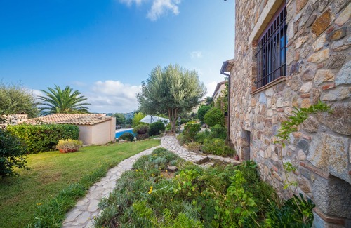 Calonge House | 350 m2 house, magnificent view, 6 mins to the sea, sleeps 14, all comfort