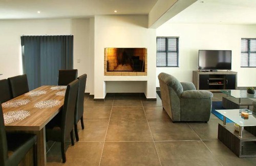Calypso Beach House | 350 m² House ∙ 5 bedrooms ∙ 8 guests