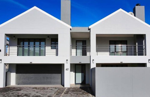 Calypso Beach House | 350 m² House ∙ 5 bedrooms ∙ 8 guests