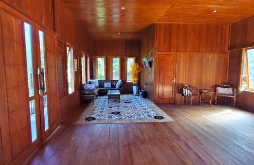 Megamendung Villa | 350 m² Villa ∙ 3 bedrooms ∙ 30 guests