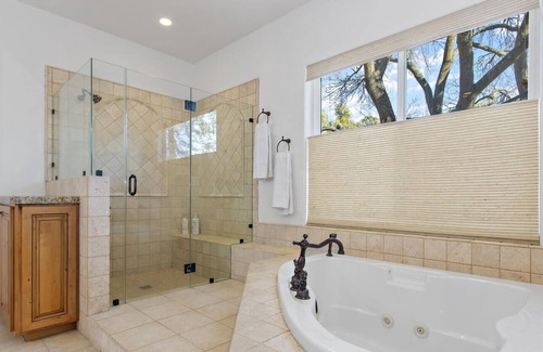 Livermore House | 3500sf, Single Level, 4 King Beds, 12ft Hot Tub!