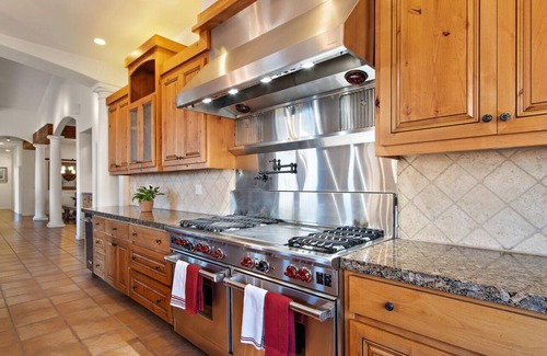 Livermore House | 3500sf, Single Level, 4 King Beds, 12ft Hot Tub!