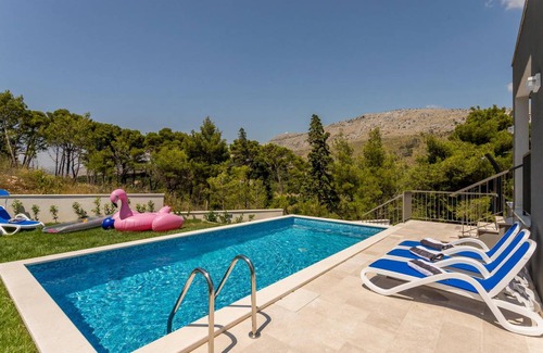Tugare House | 360 m² House ∙ 4 bedrooms ∙ 10 guests