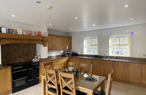 Newry House | 375 m² House ∙ 6 bedrooms ∙ 23 guests