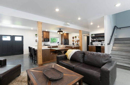 Niles House | 38-Acres of Luxury by Notre Dame, 9BR, Indoor Pool