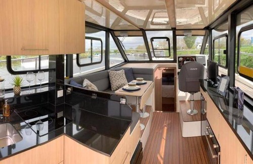 Mangalia Boat Rental | 38 m² Houseboat ∙ 1 bedroom ∙ 6 guests