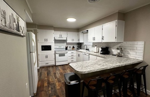 Leesville House | 3B/2B Southern Country in the City