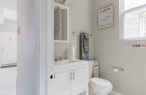 Woodlawn Apartment | 3bd 1bth | 1 mi to Univ of Chicago | 16 Min - Dtwn