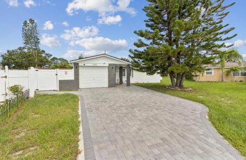 Largo House | 3Bd 2Ba House with Parking Laundry and Large Patio