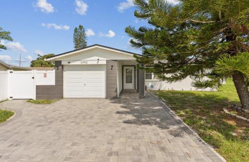Largo House | 3Bd 2Ba House with Parking Laundry and Large Patio