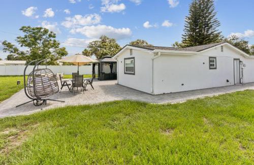 Largo House | 3Bd 2Ba House with Parking Laundry and Large Patio