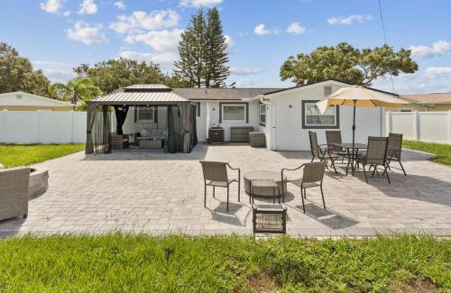 Largo House | 3Bd 2Ba House with Parking Laundry and Large Patio