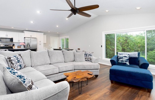 Columbia House | 3bd 2ba Private Oasis with a hot tub!