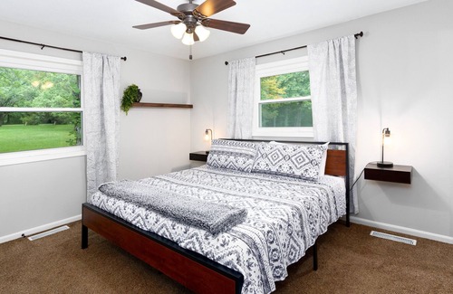 Columbia House | 3bd 2ba Private Oasis with a hot tub!
