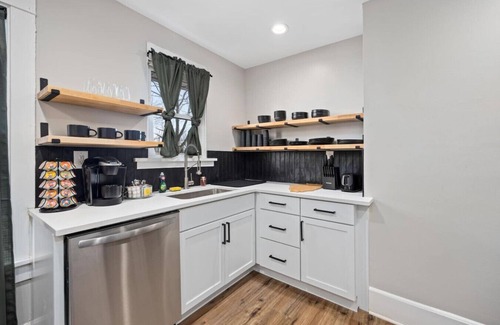 Peoria House | 3BD Home 5 Mins from OSF | Ideal for Nurses