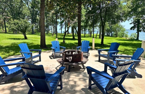Quinlan House | 3BD Lakefront Escape | Private Dock | Games